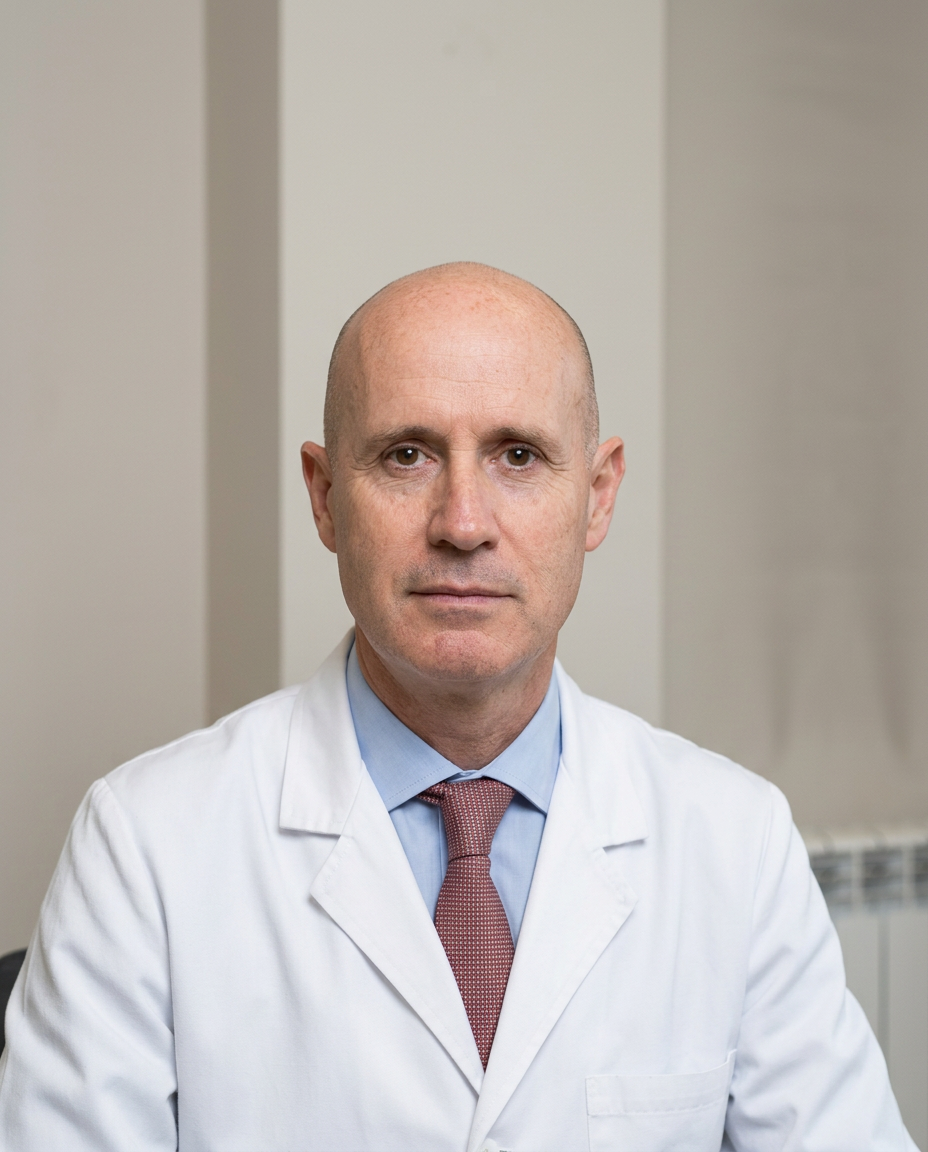 Dr. Agustín Juan Cano Maldonado en su consulta
